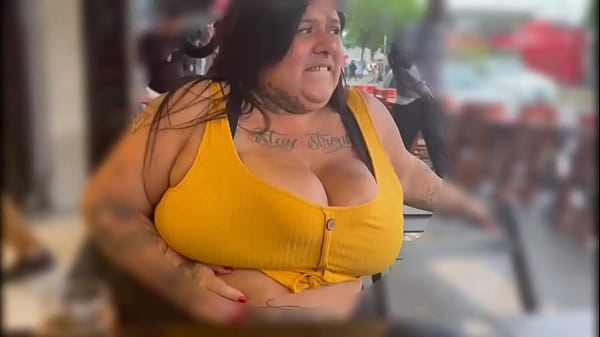 Controlei o brinquedo da bbw no bar firegreen2 