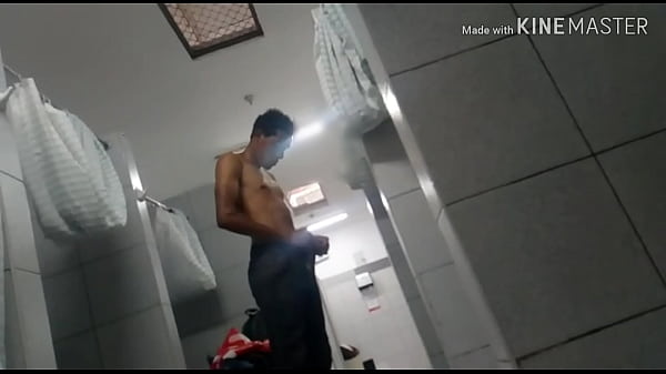 Play MP4 - Negro desnudo en la ducha