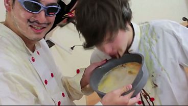 Unos Weyes Hornys Hacen Un V&iacute;deo Haciendo Un Pastel De Vomito (spoiler Queda Culero) thumbnail