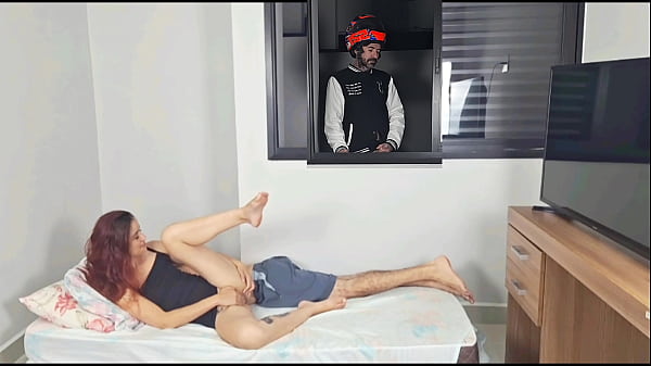 Motoboy espreitando casal que faz sexo de janela aberta 