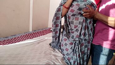 Nonton Bhabhi Talks Dirty To Her Husband Over Phone While Her Devar Fucks Her Wet Pussy From Behind thumbnail