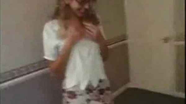 Nerd safada liberando a buceta rosinha