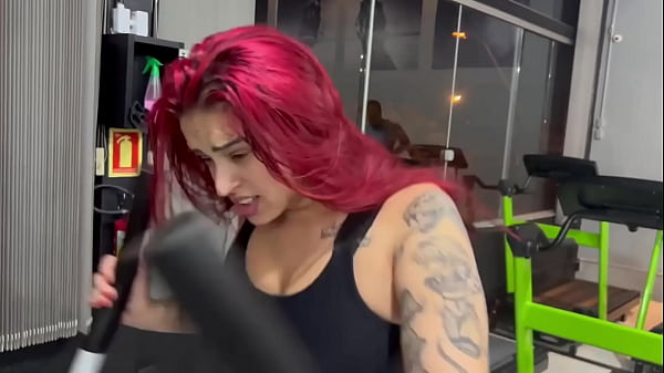 Ruiva gostosa e suada da academia &eacute; pega no banho por vizinho tarado 