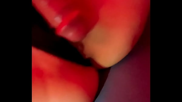 Nádherná_mladá žena moc ráda stříkat squirtem