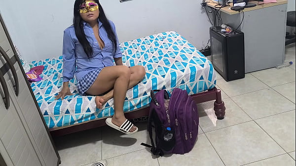 制服を着た女性が義母の家から物を盗んでいたのを現行犯で捕まえた彼女は私にセックスをさせてくれたけど_私は許したわ