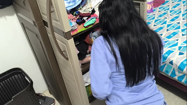 Play MP4 - 制服を着た女性が義母の家から物を盗んでいたのを現行犯で捕まえた！彼女は私にセックスをさせてくれたけど、私は許したわ。