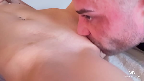 Mi madrastra culona me descubri&oacute; espiandola 