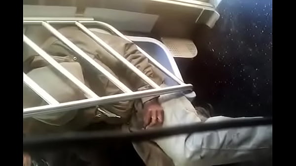 viejo tocando bulto en el tren 