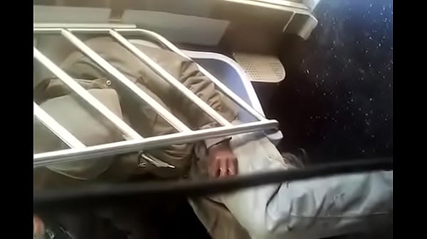 Play MP4 - viejo tocando bulto en el tren