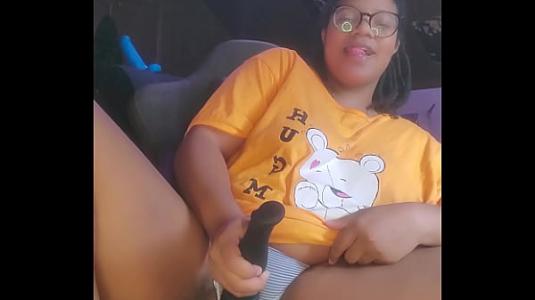 Play MP4 - twitch streamer bearynervous gives herself squirting orgasms all over her new gaming chair