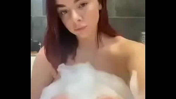 Nonton Bath Time thumbnail