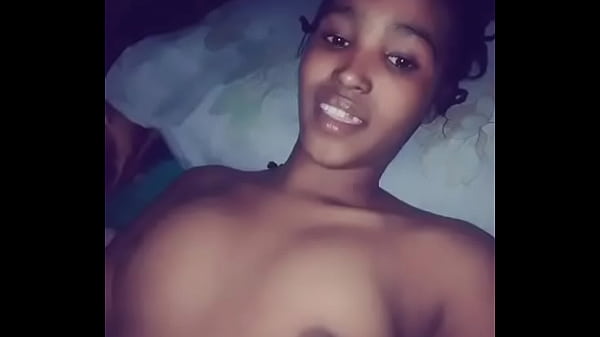 Play MP4 - Ma malienne a une petite chatte serr&eacute;e et humide