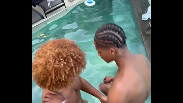 DOIS PRETOS DOTADOS FUDENDO NA PISCINA DO HOTEL 