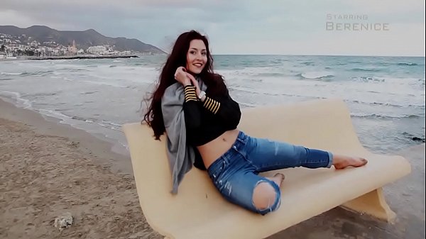 Gata exibicionista_tirou toda roupa na praia e mostrou sua_racha depiladinha para_o seu deleite