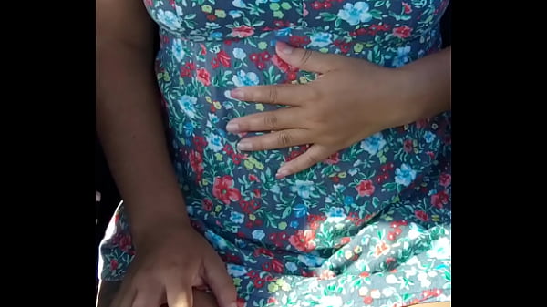 Puta latina hace video casero en el taxi exhibi&eacute_ndose mostrando las tetas y el co&ntilde_o