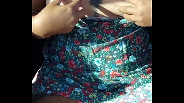 Play MP4 - Puta latina hace video casero en el taxi exhibi&eacute;ndose mostrando las tetas y el co&ntilde;o