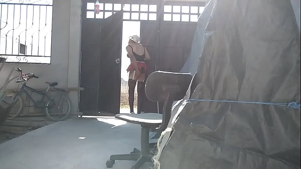 El panadero me ve como juego con mi culo 