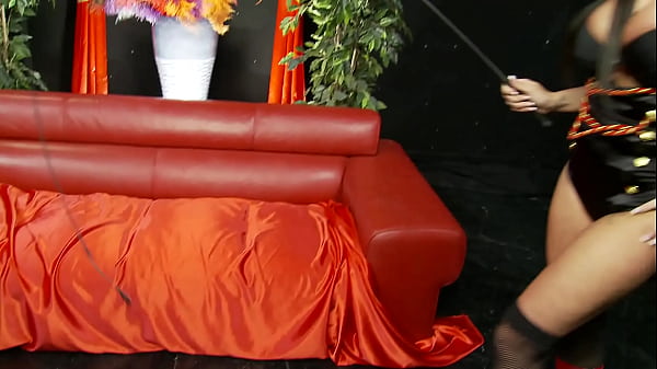 Nonton Kerry Louise Puts On A Steam Punk Inspired Masturbation Show thumbnail