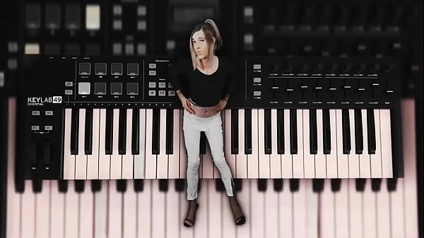 Pretty Girl Loves Dancing To_The Music