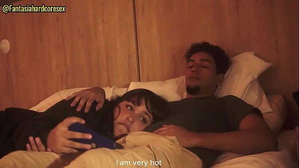 Mirando netflix con mi mejor amiga mientras esta acostada en mi regazo