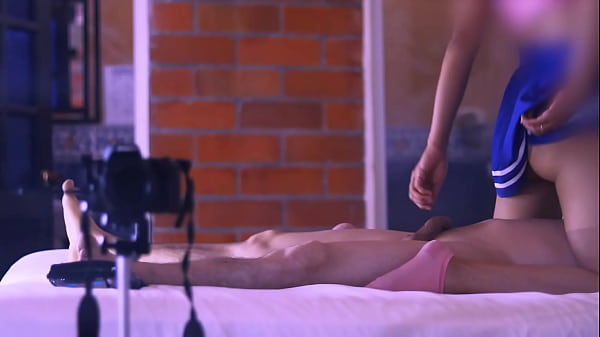 Elestudiante y lamadrastra intercambiaron caricias suaves en el_sofá