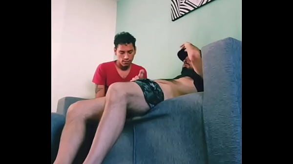 Tragando verga a mamadas y luego por el culo. Este papi peludo me disfruta muy rico. 