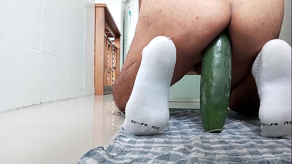 Sentando enfiando um pepinogrosso_no cuzinho que delícia