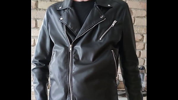 Play MP4 - Leather guy cums on a plate