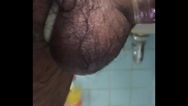 Dandole verga a un cliente Hetero