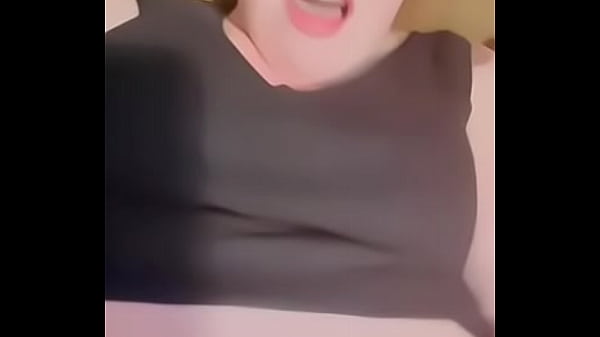 Nonton Pretty Roxy Cums To Completion On The Couch thumbnail