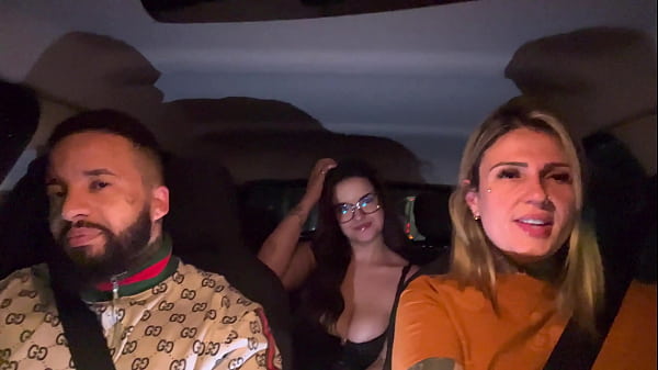 Motorista 99 pega passageiro dos peitos grandes e natural passageira gosto tanto que pediu que chupasse ela todinha e seus peitos at&eacute; ela gozar gostoso e deu 5 estrelas pela corrida 