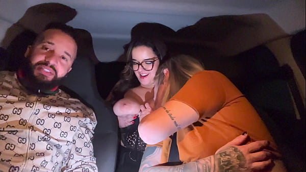 Motorista 99 pega passageiro dos peitos grandes e natural passageira gosto tanto que pediu que chupasse ela todinha e seus peitos at&eacute; ela gozar gostoso e deu 5 estrelas pela corrida 