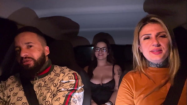 Motorista 99 pega passageiro dos peitos grandes e natural passageira gosto tanto que pediu que chupasse ela todinha e seus peitos at&eacute; ela gozar gostoso e deu 5 estrelas pela corrida 