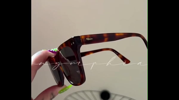 Nonton Tu Valides Mes Nouvelles Lunettes De Soleil ? thumbnail