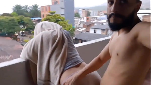 Le Baj&eacute; Las Bragas A Mi Puta En El Balc&oacute;n Y Follamos thumbnail