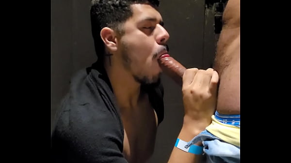 Mamei e dei gostoso na balada