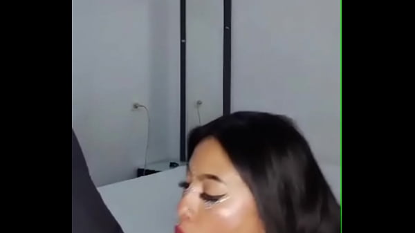 Nonton Tremenda Morena Me Hace Una Mamada, Tiene Una Garganta Profunda Que Impresiona, Lo Profunda Y Caliente Que Es! thumbnail