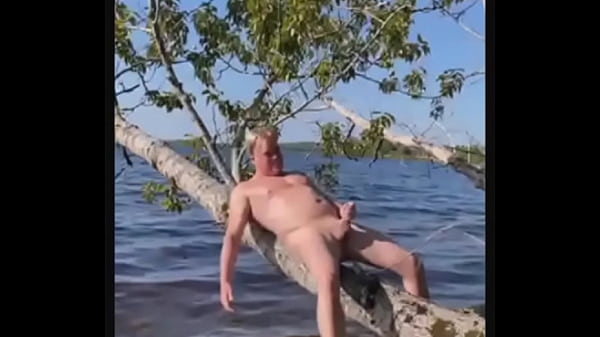 Play MP4 - Dom Rod est nu au lac et se fait plaisir en solitaire