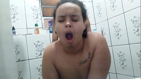 Play MP4 - A SAFADA DA MINHA ESPOSINHA VEIO ME PROVOCAR NO BANHEIRO BOTEI ELA NA CHAPA E GOZEI DENTRO DA PUTINHA ELA AMA MEU LEITINHO QUENTINHO NA BUCETA DELA