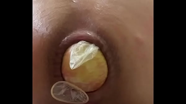 Play MP4 - Expulsando uma ma&ccedil;&atilde; grande do cu&comma; porque sou arrombada e larga