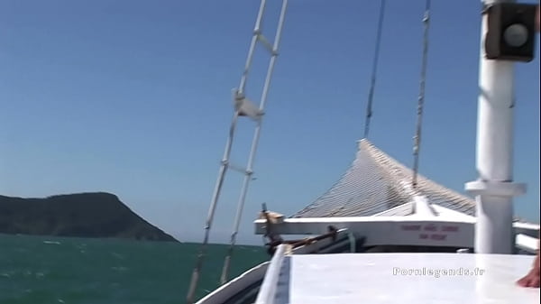 Play MP4 - Babalu aime la bite dans ses trous en naviguant sur la mer