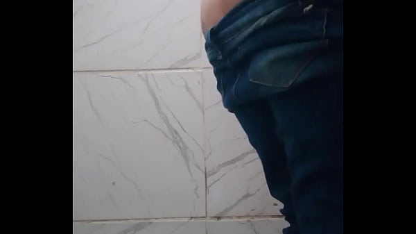 Meu amigo colocou um c&acirc;mera no banheiro do bar para grava eu mijando 