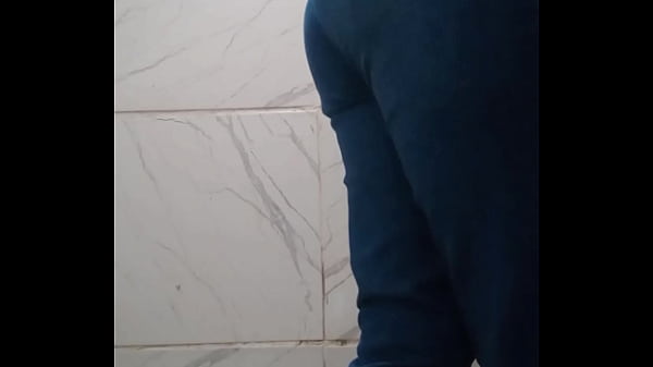 Meuamigo colocou um câmera no banheiro dobar para Grava_eu mijando