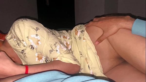 भाभी मेरे कमरे में आईं और हम एक ही बिस्तर पर सोये।