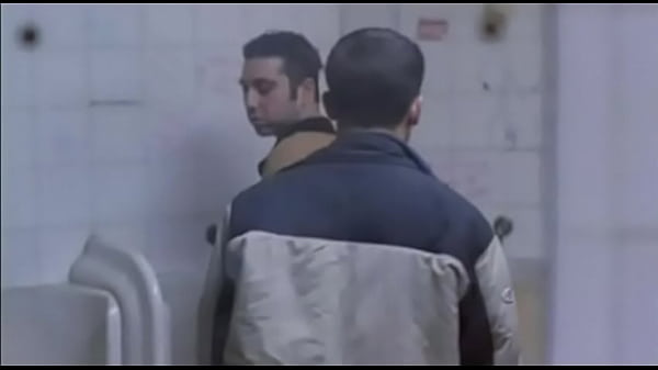 Play MP4 - Mamada en ba&ntilde;o p&uacute;blico