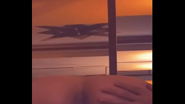 Mi compa&ntilde;ero de habitacion llega mareado del bar lo toco por encima de su ropa hasta exitarlo 