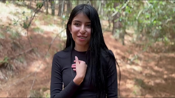 Play MP4 - Karol smith sexy latina mexicana&comma; seduce a un extra&ntilde;o para que la ayuden en el bosque y se corre dentro