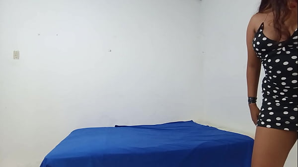 Morena recien iniciada en el porno casero se masturba el clitoris para obtener placer nocturno