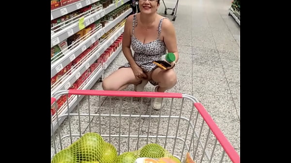 Casada Se Exibindo No Carro Enquanto O Corno Dirige thumbnail