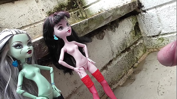 Play MP4 - Pissing on my dolls